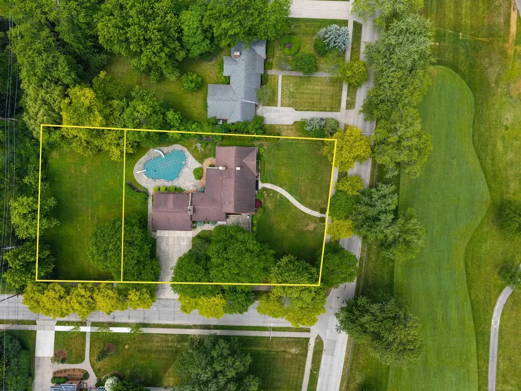1427 Sunningdale Drive Grosse Pointe Woods City MI 48236
