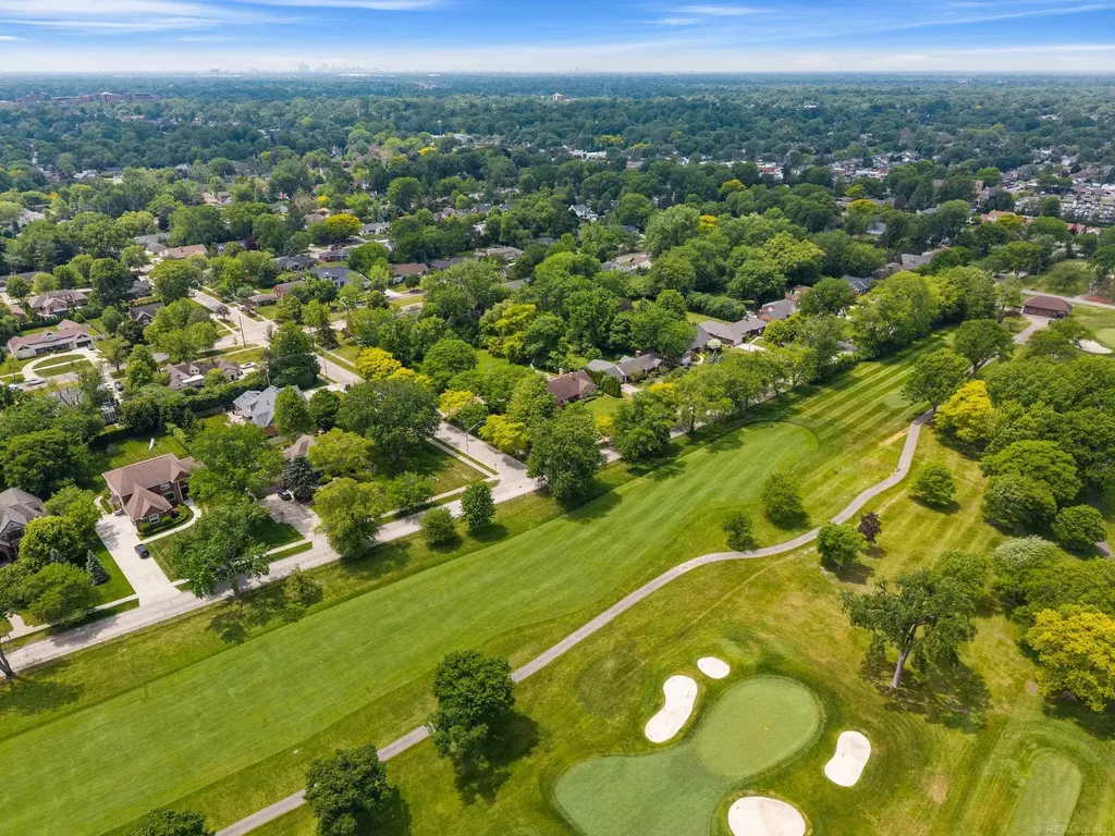 1427 Sunningdale Drive Grosse Pointe Woods City MI 48236