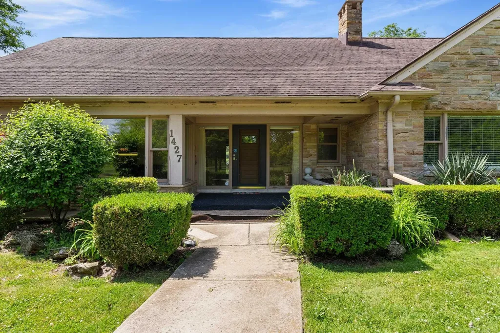 1427 Sunningdale Drive Grosse Pointe Woods City MI 48236