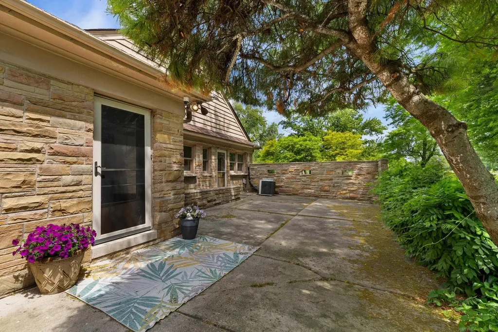 1427 Sunningdale Drive Grosse Pointe Woods City MI 48236