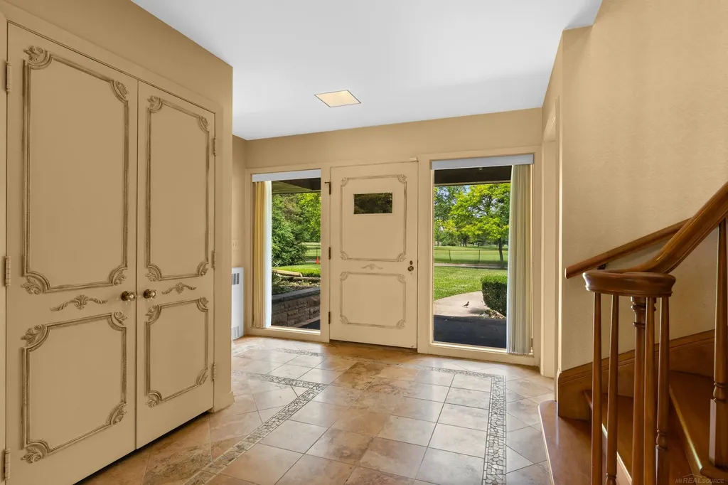 1427 Sunningdale Drive Grosse Pointe Woods City MI 48236
