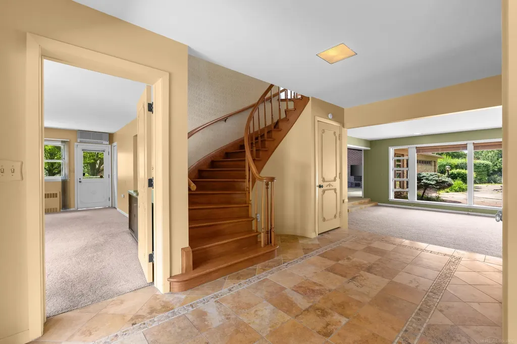 1427 Sunningdale Drive Grosse Pointe Woods City MI 48236