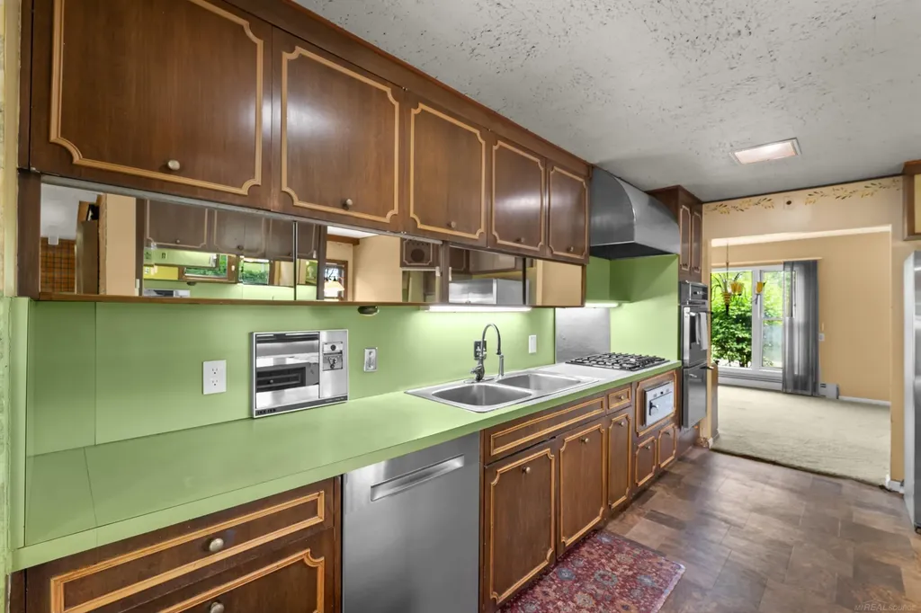 1427 Sunningdale Drive Grosse Pointe Woods City MI 48236