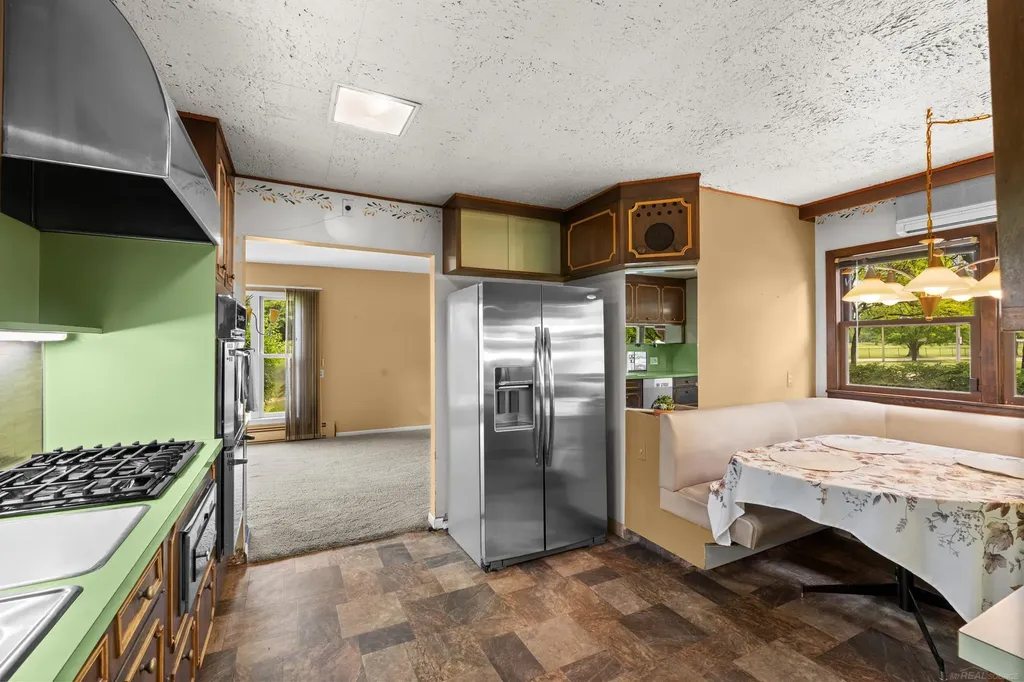 1427 Sunningdale Drive Grosse Pointe Woods City MI 48236
