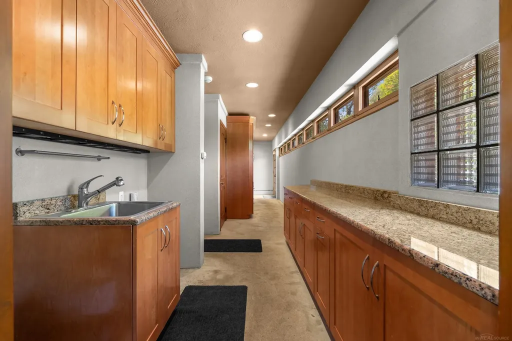 1427 Sunningdale Drive Grosse Pointe Woods City MI 48236