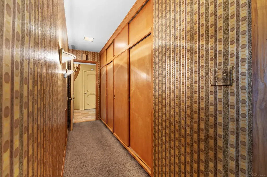 1427 Sunningdale Drive Grosse Pointe Woods City MI 48236