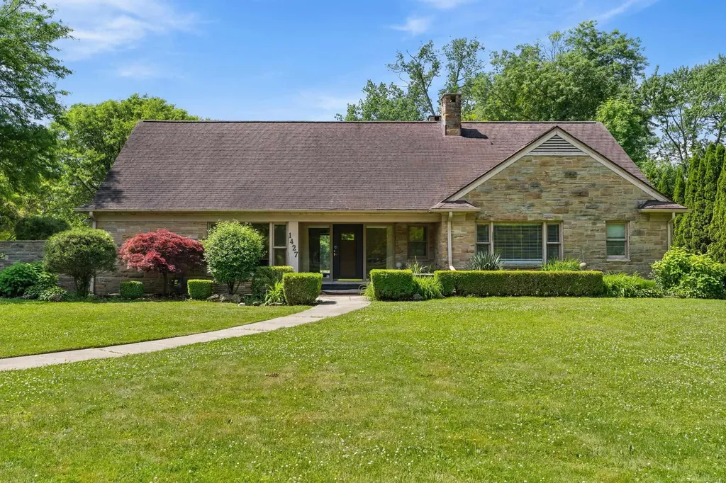 1427 Sunningdale Drive Grosse Pointe Woods City MI 48236