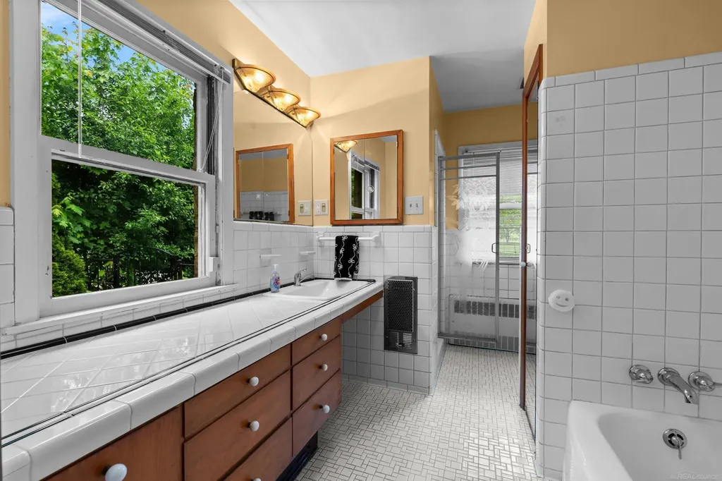 1427 Sunningdale Drive Grosse Pointe Woods City MI 48236