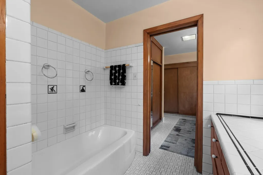 1427 Sunningdale Drive Grosse Pointe Woods City MI 48236