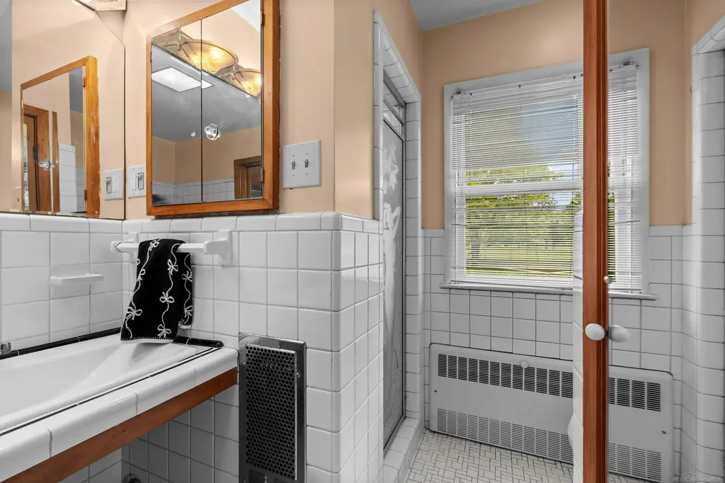 1427 Sunningdale Drive Grosse Pointe Woods City MI 48236