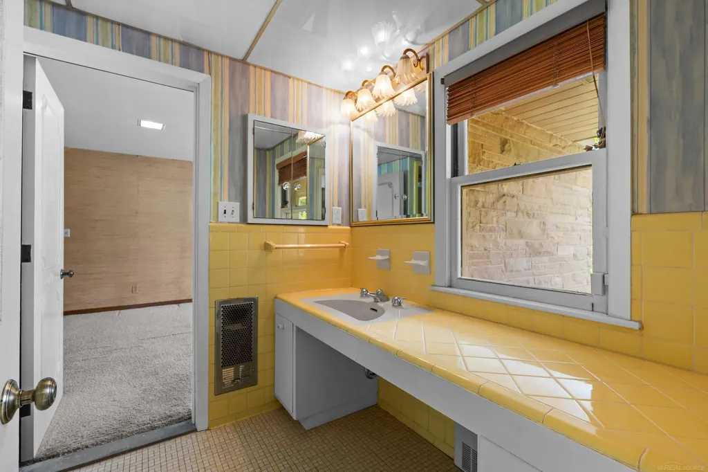 1427 Sunningdale Drive Grosse Pointe Woods City MI 48236