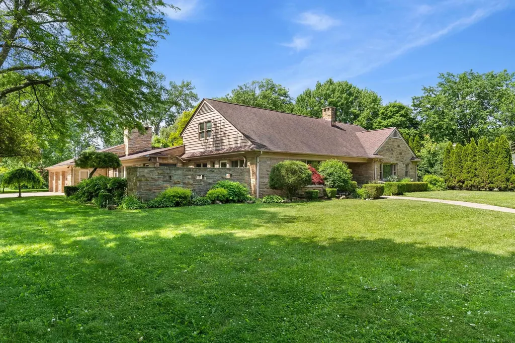 1427 Sunningdale Drive Grosse Pointe Woods City MI 48236
