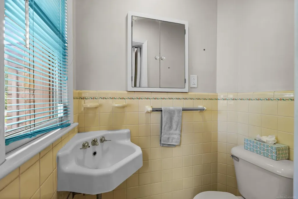 1427 Sunningdale Drive Grosse Pointe Woods City MI 48236