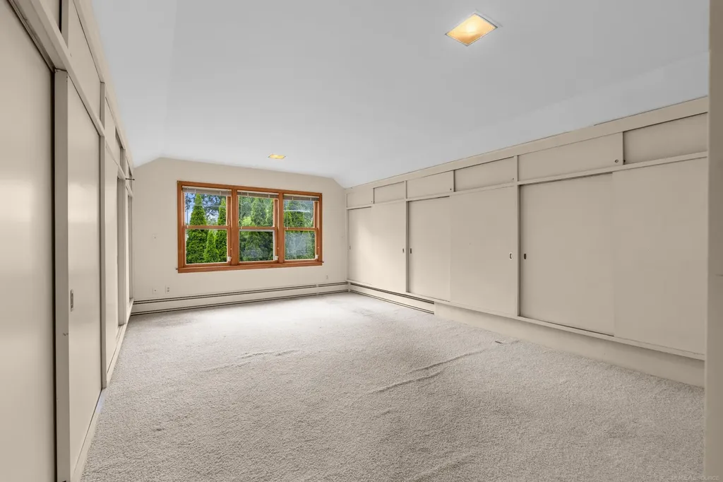 1427 Sunningdale Drive Grosse Pointe Woods City MI 48236