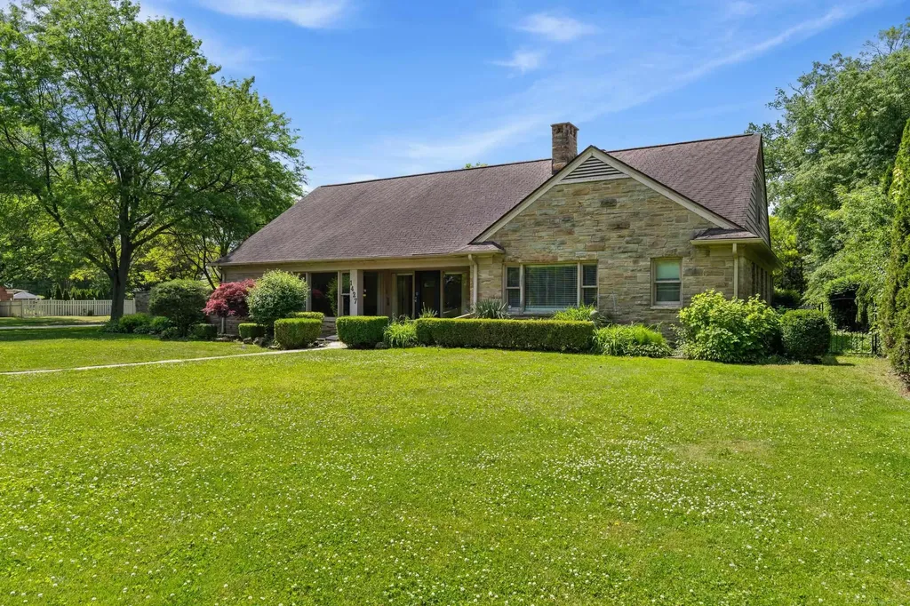 1427 Sunningdale Drive Grosse Pointe Woods City MI 48236