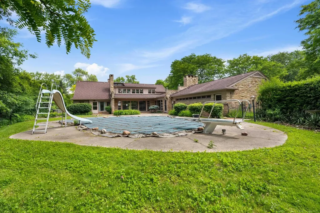 1427 Sunningdale Drive Grosse Pointe Woods City MI 48236