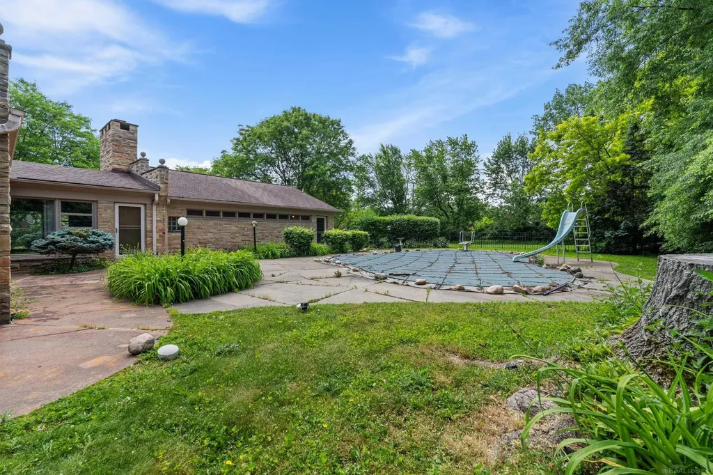 1427 Sunningdale Drive Grosse Pointe Woods City MI 48236