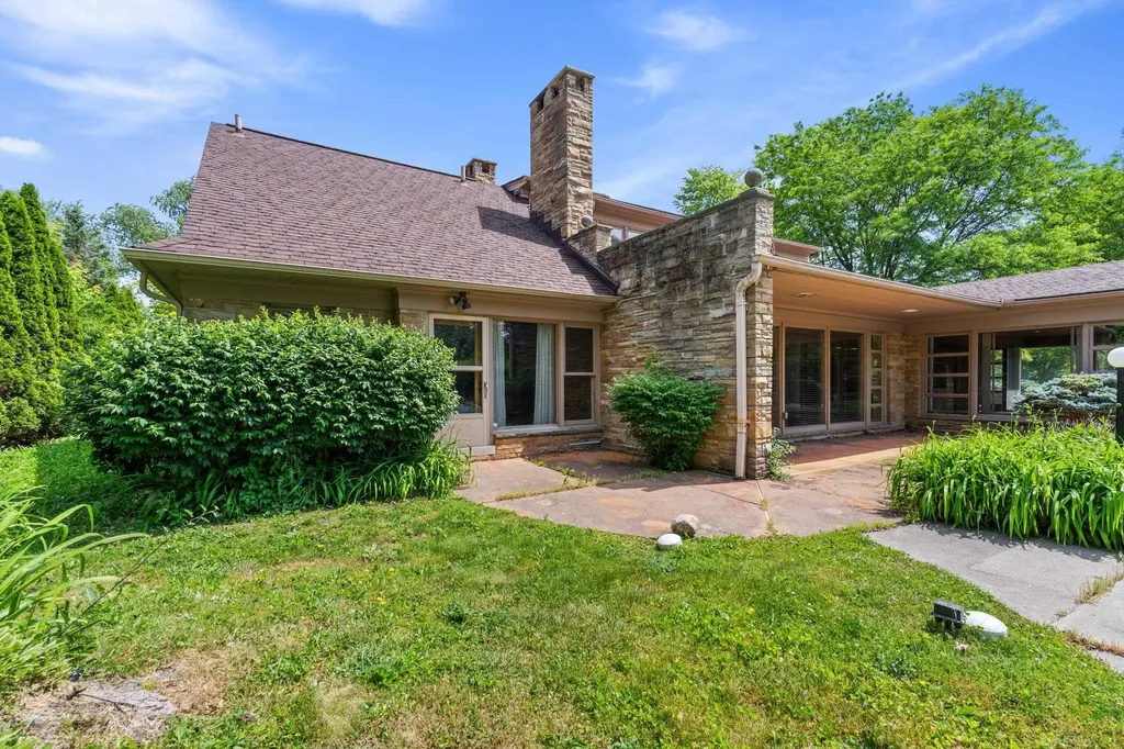 1427 Sunningdale Drive Grosse Pointe Woods City MI 48236