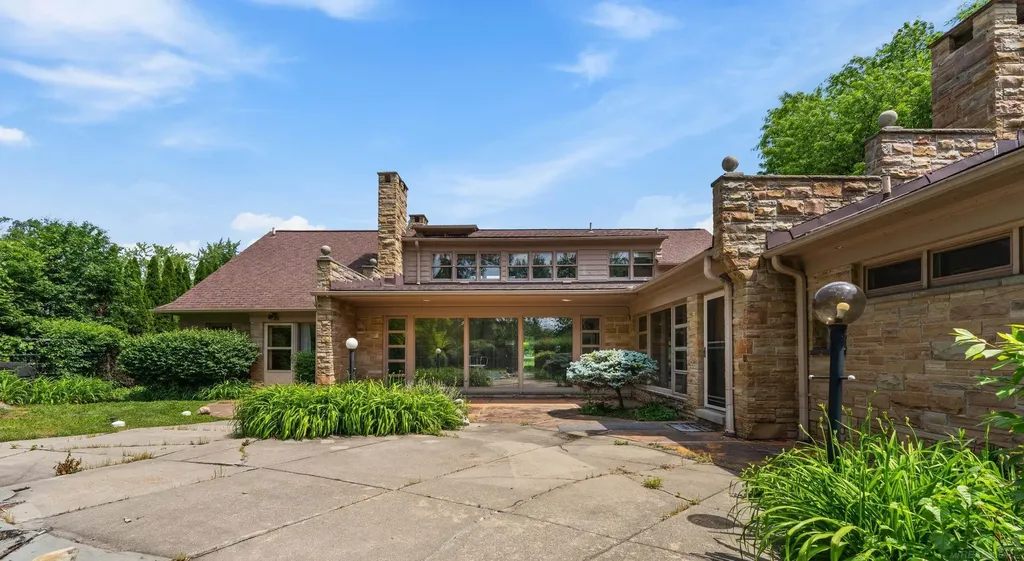 1427 Sunningdale Drive Grosse Pointe Woods City MI 48236