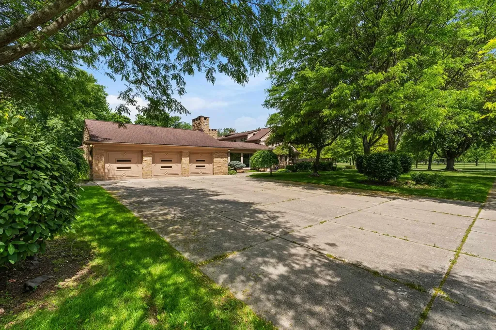 1427 Sunningdale Drive Grosse Pointe Woods City MI 48236