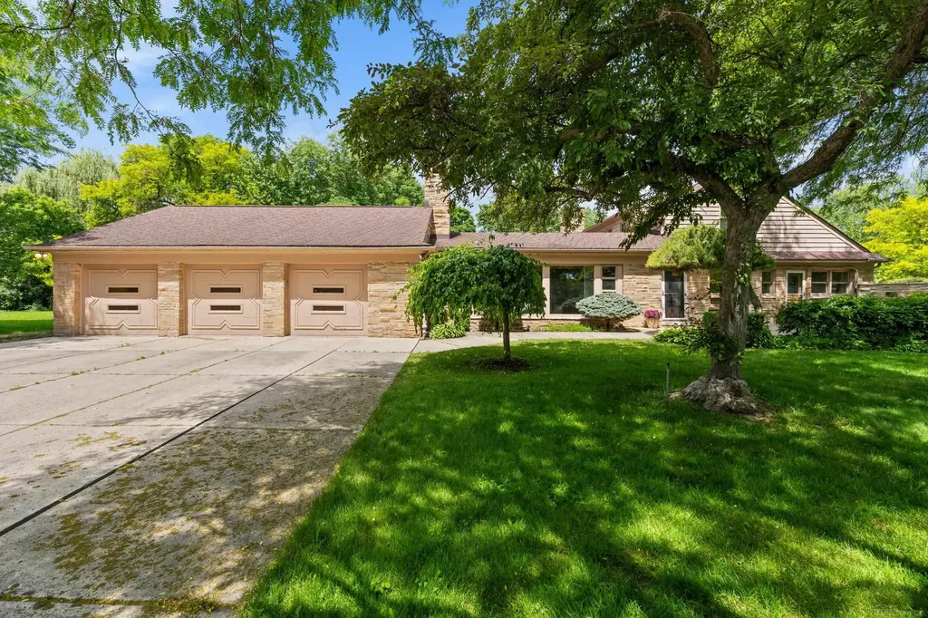 1427 Sunningdale Drive Grosse Pointe Woods City MI 48236