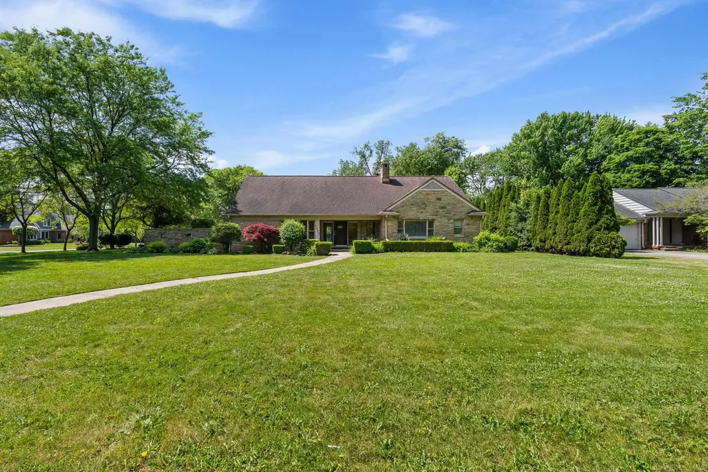 1427 Sunningdale Drive Grosse Pointe Woods City MI 48236