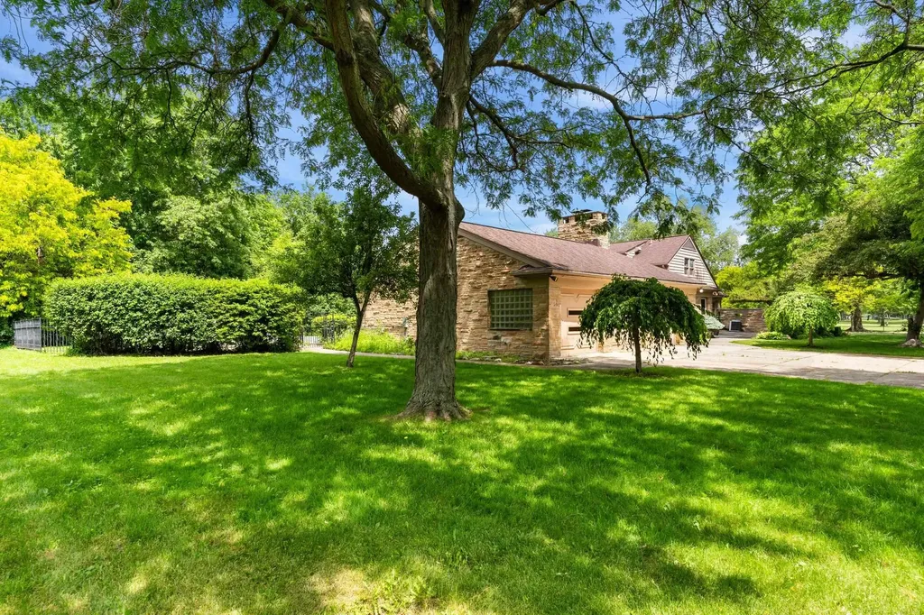 1427 Sunningdale Drive Grosse Pointe Woods City MI 48236