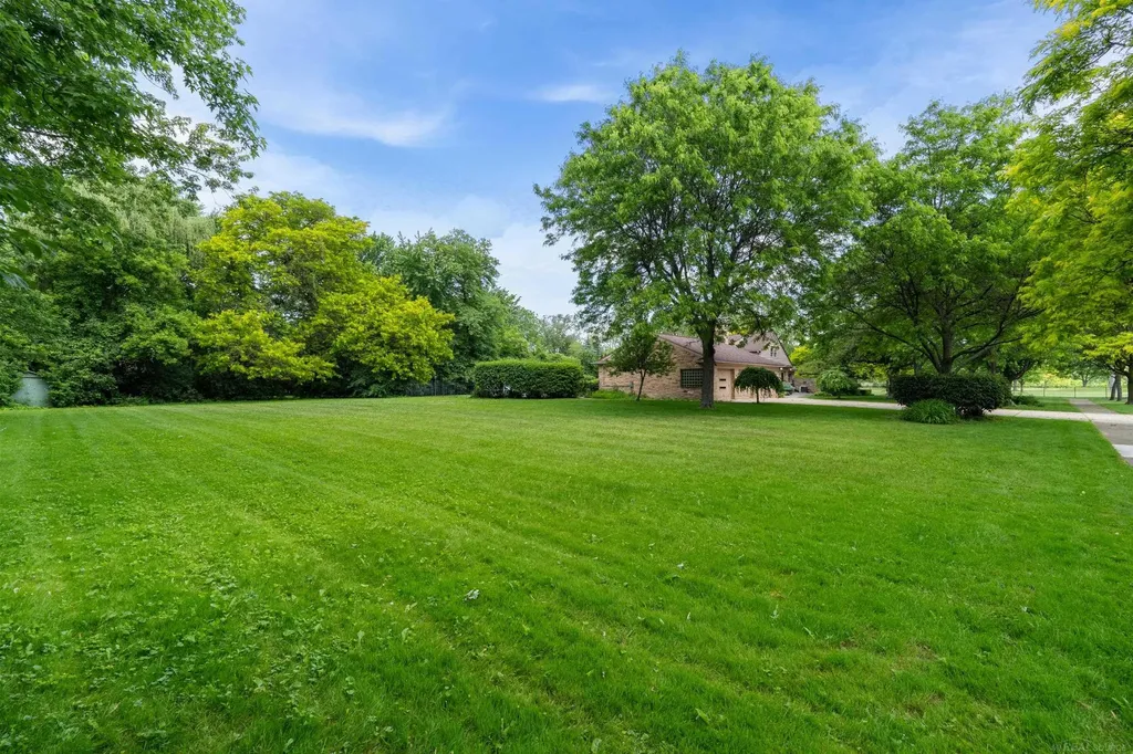 1427 Sunningdale Drive Grosse Pointe Woods City MI 48236