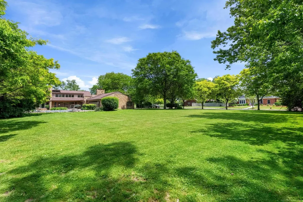 1427 Sunningdale Drive Grosse Pointe Woods City MI 48236