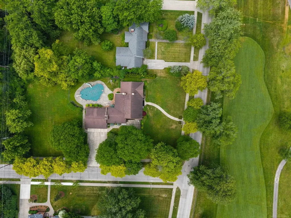 1427 Sunningdale Drive Grosse Pointe Woods City MI 48236
