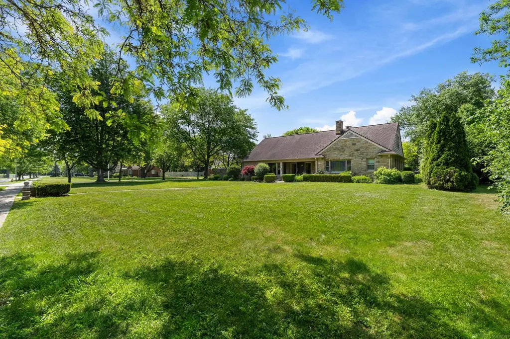 1427 Sunningdale Drive Grosse Pointe Woods City MI 48236