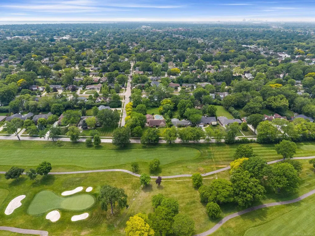 1427 Sunningdale Drive Grosse Pointe Woods City MI 48236