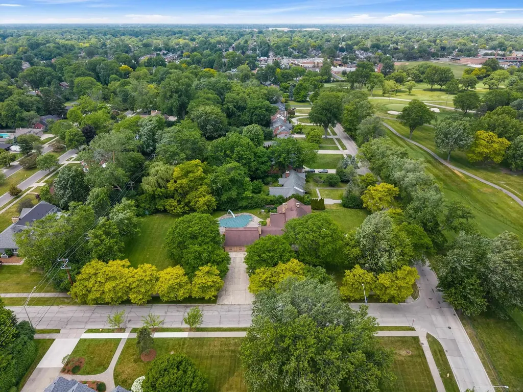 1427 Sunningdale Drive Grosse Pointe Woods City MI 48236
