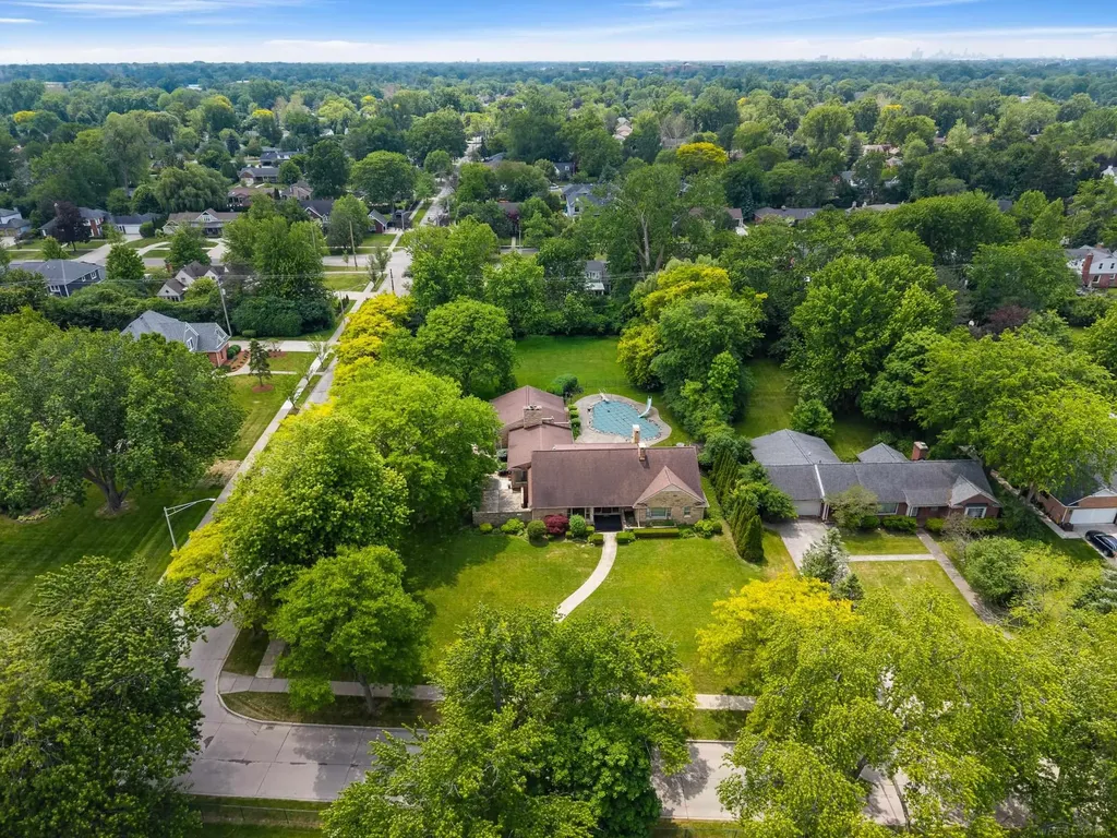 1427 Sunningdale Drive Grosse Pointe Woods City MI 48236