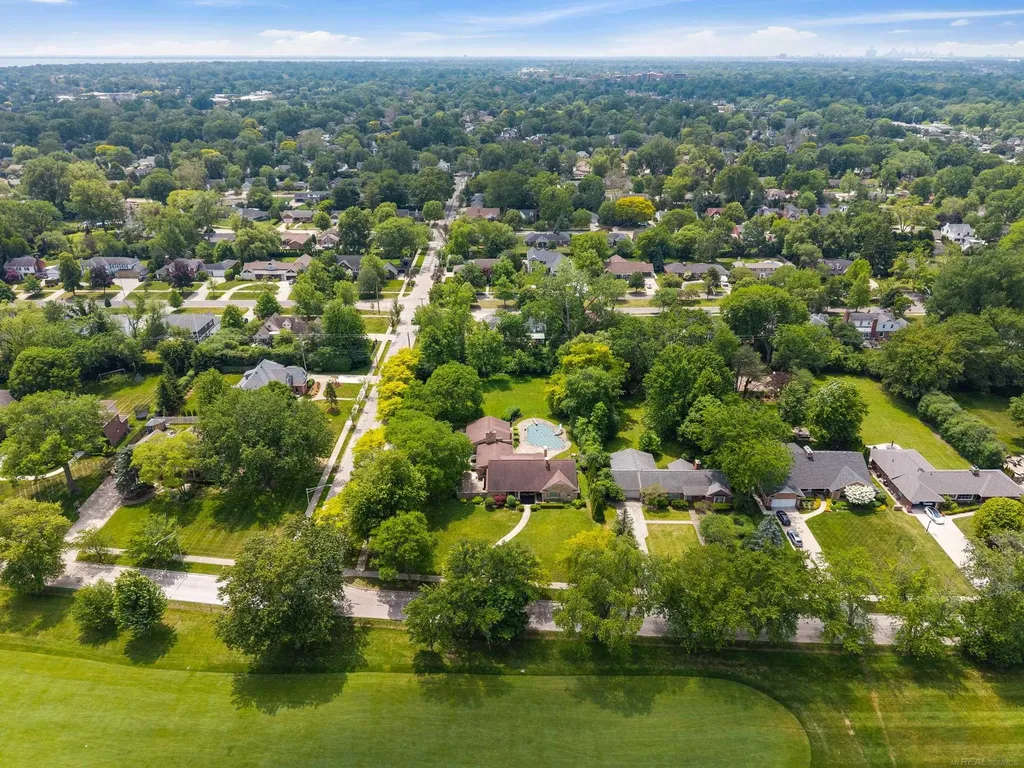 1427 Sunningdale Drive Grosse Pointe Woods City MI 48236