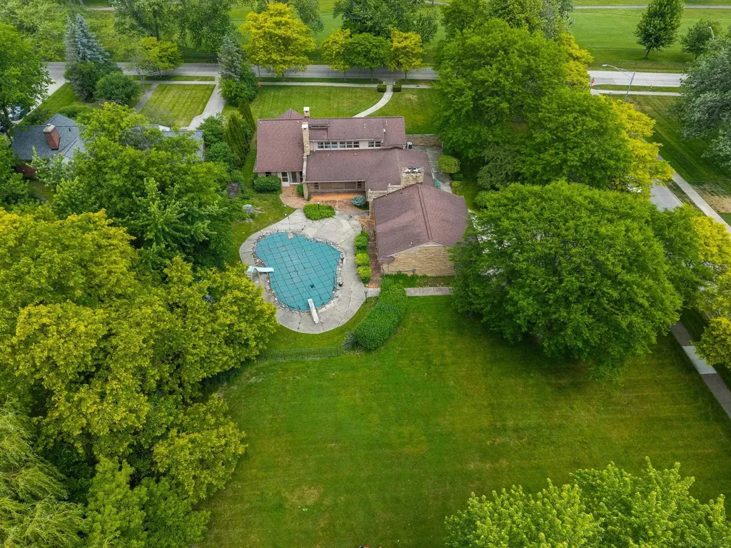 1427 Sunningdale Drive Grosse Pointe Woods City MI 48236