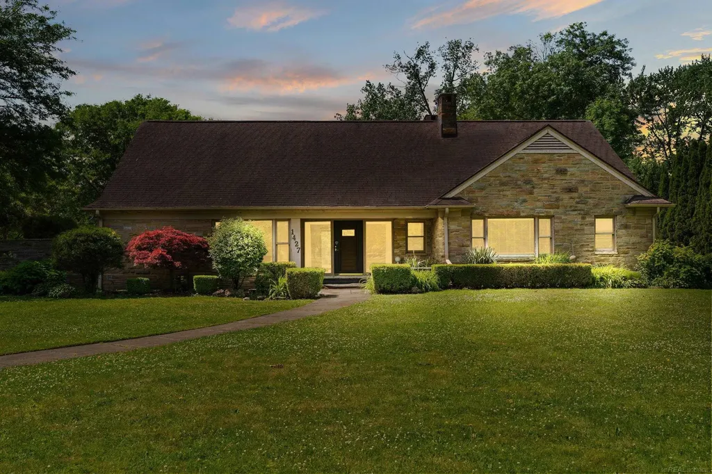 1427 Sunningdale Drive Grosse Pointe Woods City MI 48236