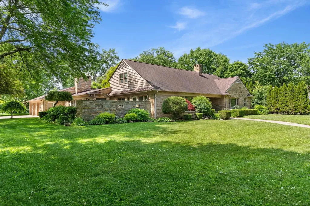 1427 Sunningdale Drive Grosse Pointe Woods City MI 48236