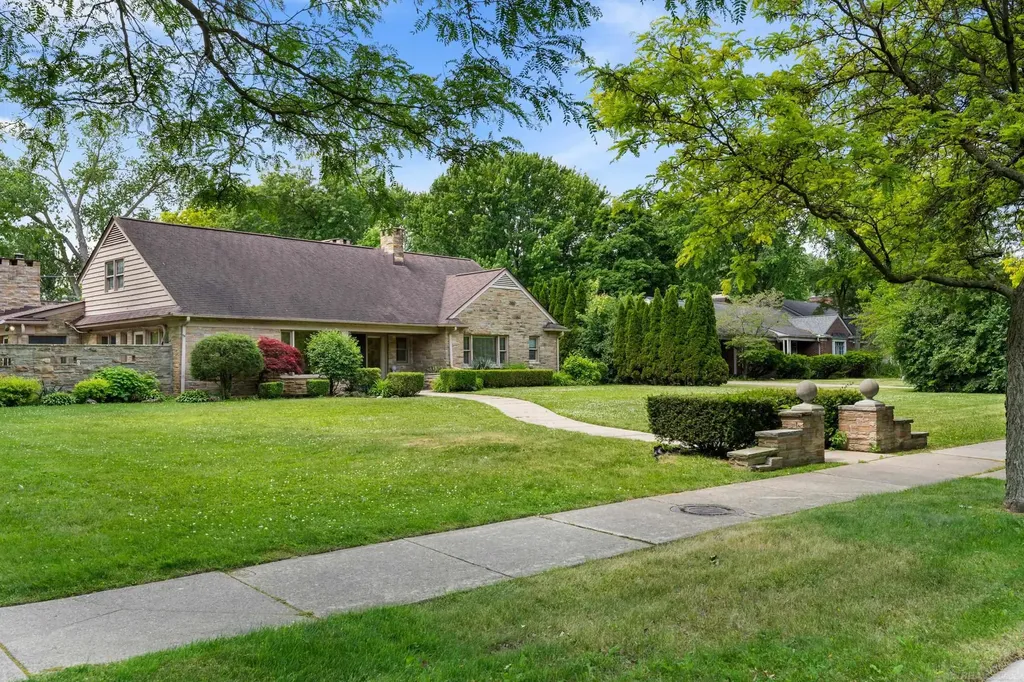 1427 Sunningdale Drive Grosse Pointe Woods City MI 48236