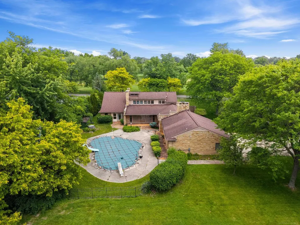 1427 Sunningdale Drive Grosse Pointe Woods City MI 48236