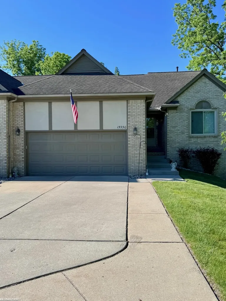 15330 Pebble Pointe Court Clinton Charter Township MI 48038