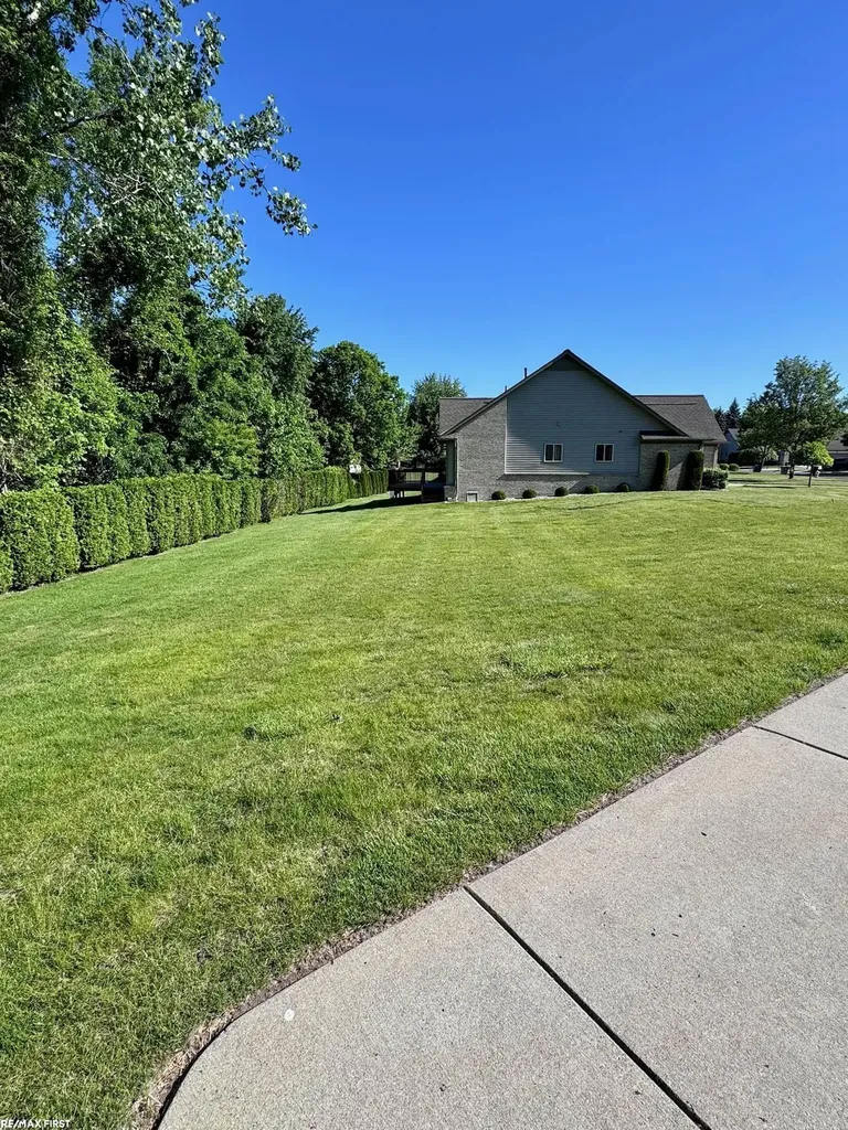 15330 Pebble Pointe Court Clinton Charter Township MI 48038