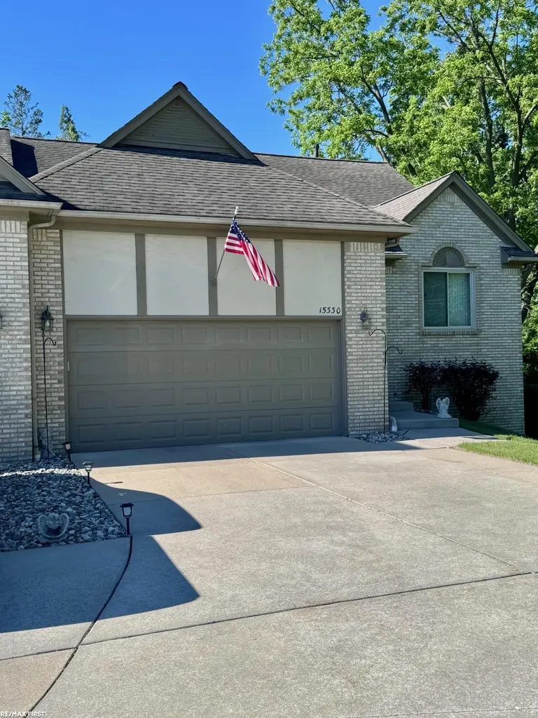 15330 Pebble Pointe Court Clinton Charter Township MI 48038