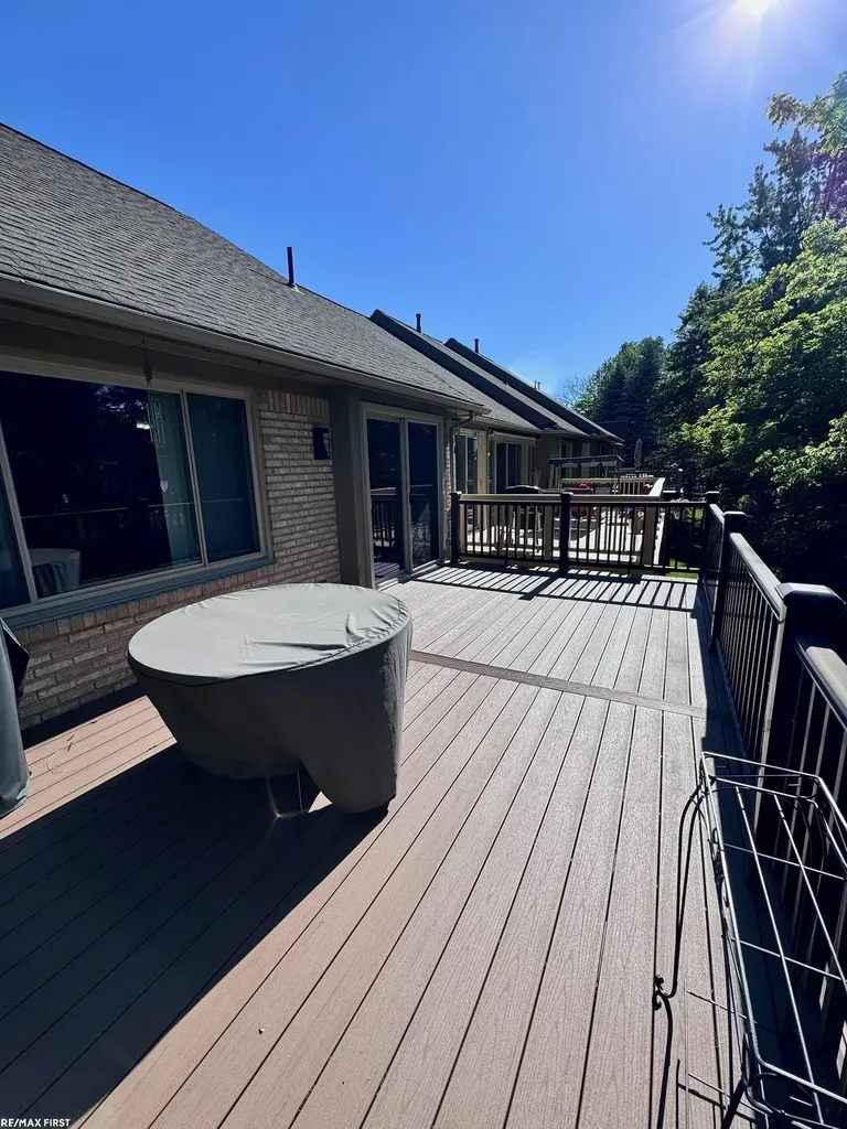 15330 Pebble Pointe Court Clinton Charter Township MI 48038