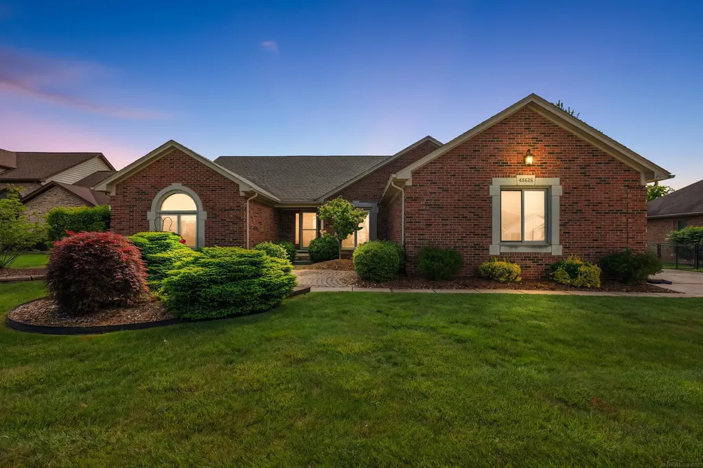 48626 Thorncroft Drive Macomb Township MI 48044