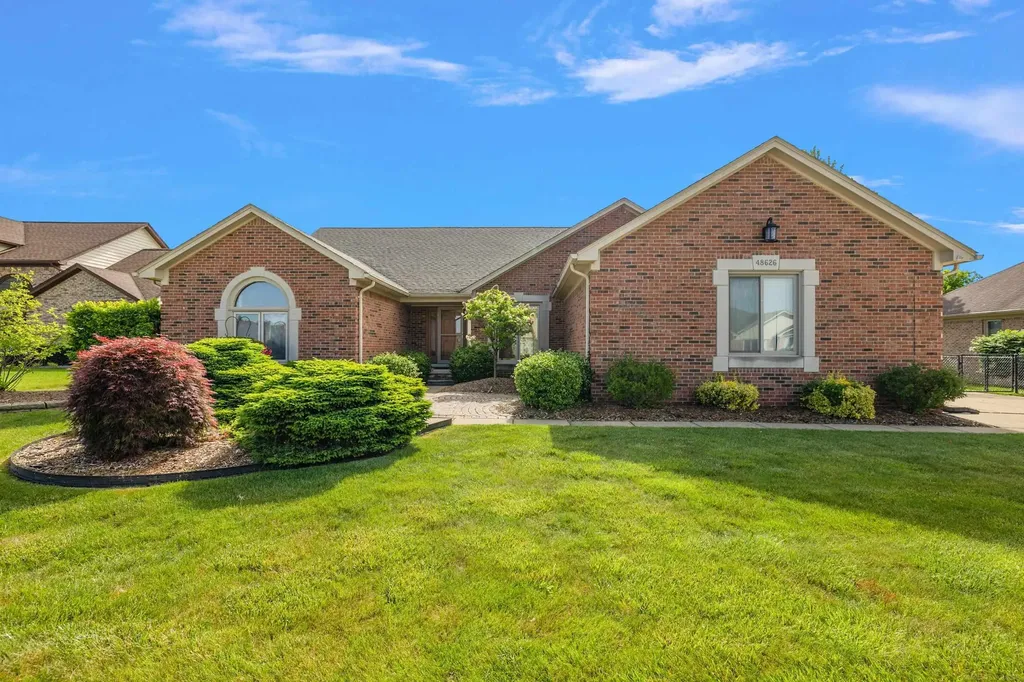 48626 Thorncroft Drive Macomb Township MI 48044