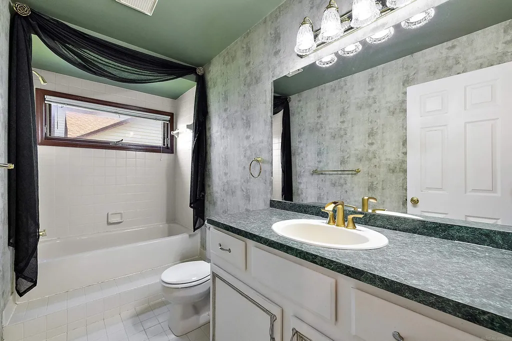 48626 Thorncroft Drive Macomb Township MI 48044