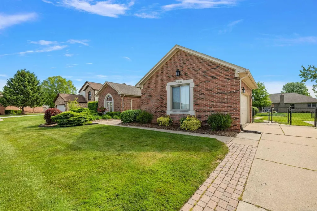 48626 Thorncroft Drive Macomb Township MI 48044