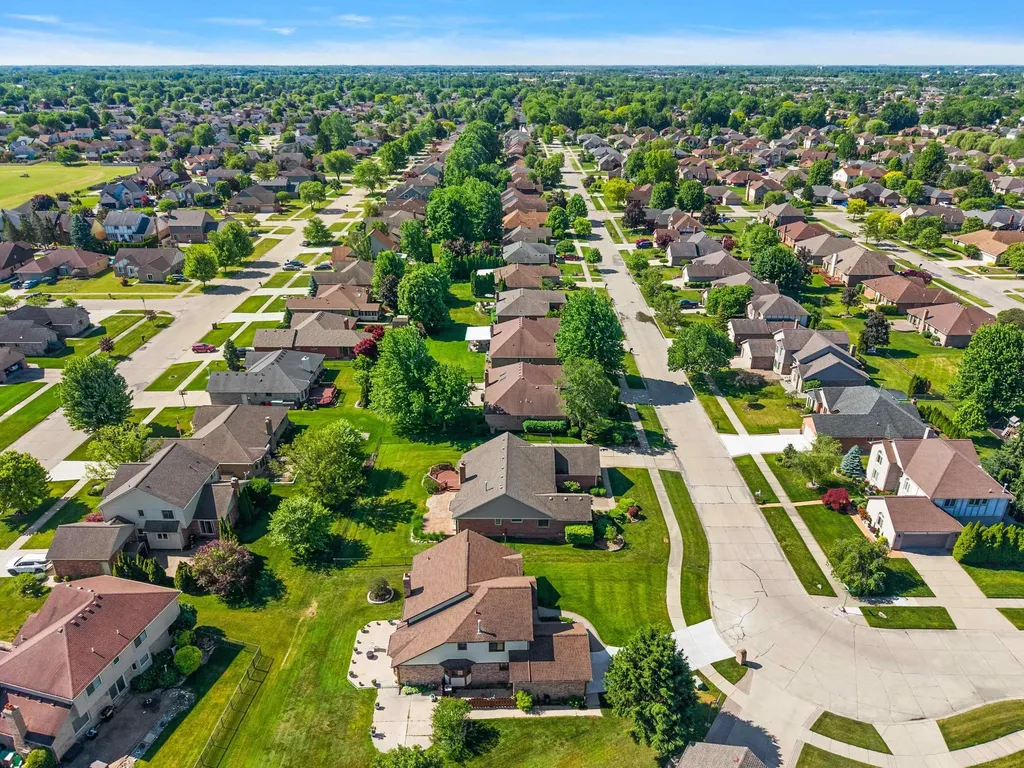 48626 Thorncroft Drive Macomb Township MI 48044