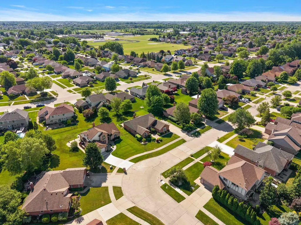 48626 Thorncroft Drive Macomb Township MI 48044